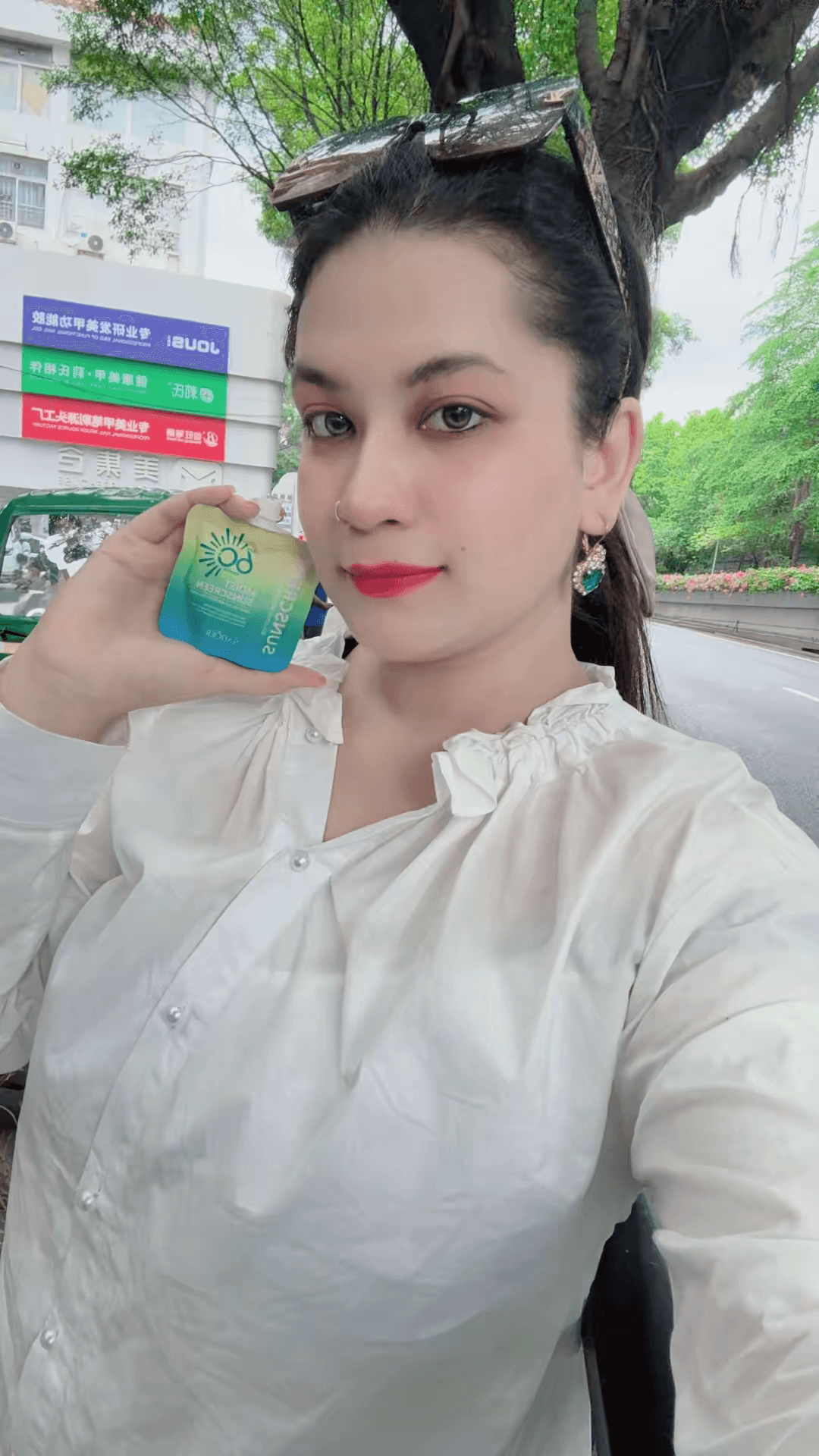 বর্ষায় আঠালো ত্বক: আর্দ্রতা, ঘাম ও ব্রেকআউট মোকাবিলা — সানস্ক্রিন এসপিএফ ৬০+ সহ স্কিনকেয়ার গাইড